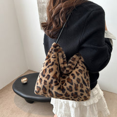 Bolso de hombro peludo con estampado de leopardo