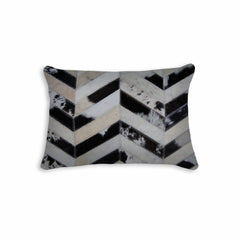 Almohada decorativa de piel de vaca con diseño de chevron en tonos blanco roto, marrón y negro, de 30 x 50 cm