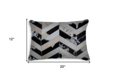 Almohada decorativa de piel de vaca con diseño de chevron en tonos blanco roto, marrón y negro, de 30 x 50 cm