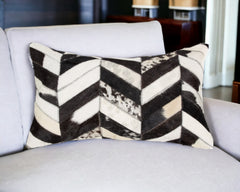 Almohada decorativa de piel de vaca con diseño de chevron en tonos blanco roto, marrón y negro, de 30 x 50 cm