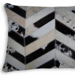 Almohada decorativa de piel de vaca con diseño de chevron en tonos blanco roto, marrón y negro, de 30 x 50 cm