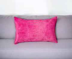 Almohada decorativa de piel de vaca color fucsia de 30 x 50 cm