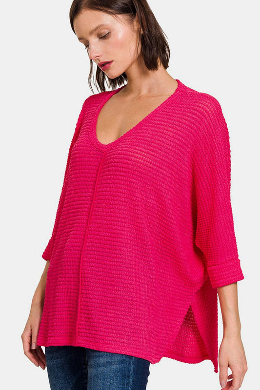 Top de punto jacquard con escote en V y escote alto bajo de Zenana