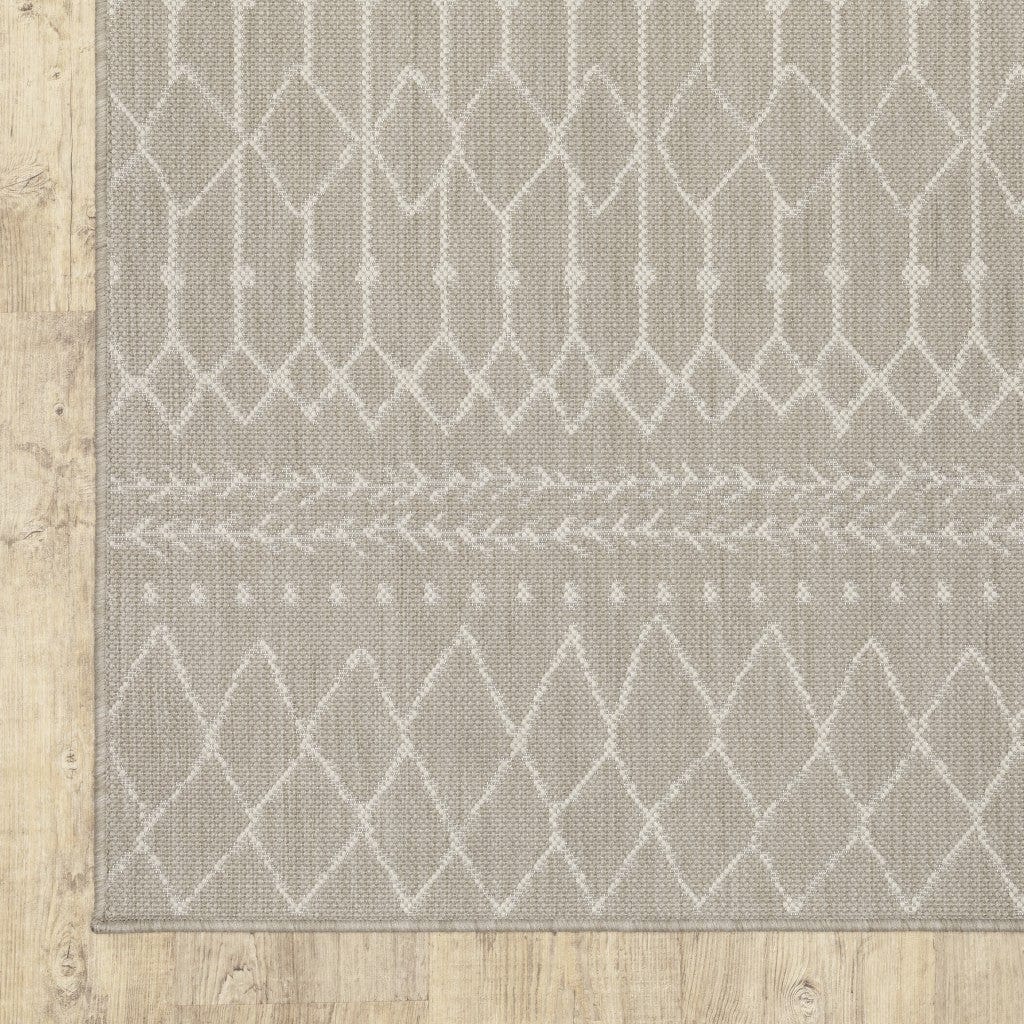 5' X 7' Gray and Ivory Indoor Outdoor Area Rug - Homeroots