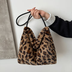 Bolso de hombro peludo con estampado de leopardo