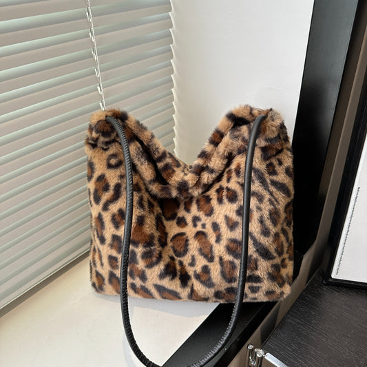 Bolso de hombro peludo con estampado de leopardo