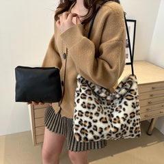 Bolso de hombro peludo con estampado de leopardo