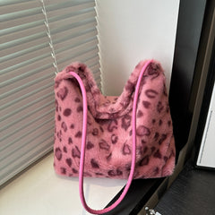 Bolso de hombro peludo con estampado de leopardo