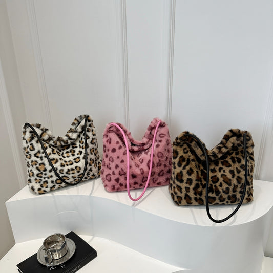 Bolso de hombro peludo con estampado de leopardo