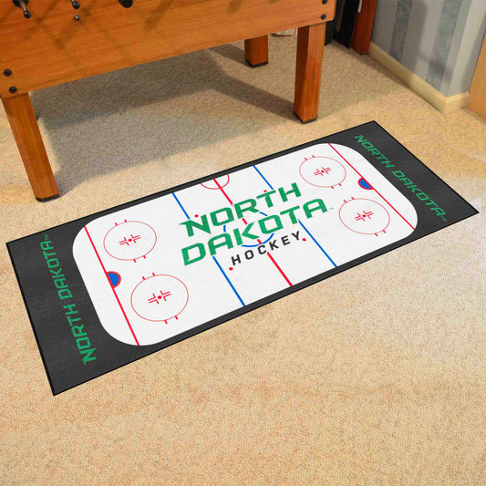 Alfombra de pista de patinaje sobre hielo de los Fighting Hawks de Dakota del Norte: 30 x 72 pulgadas.