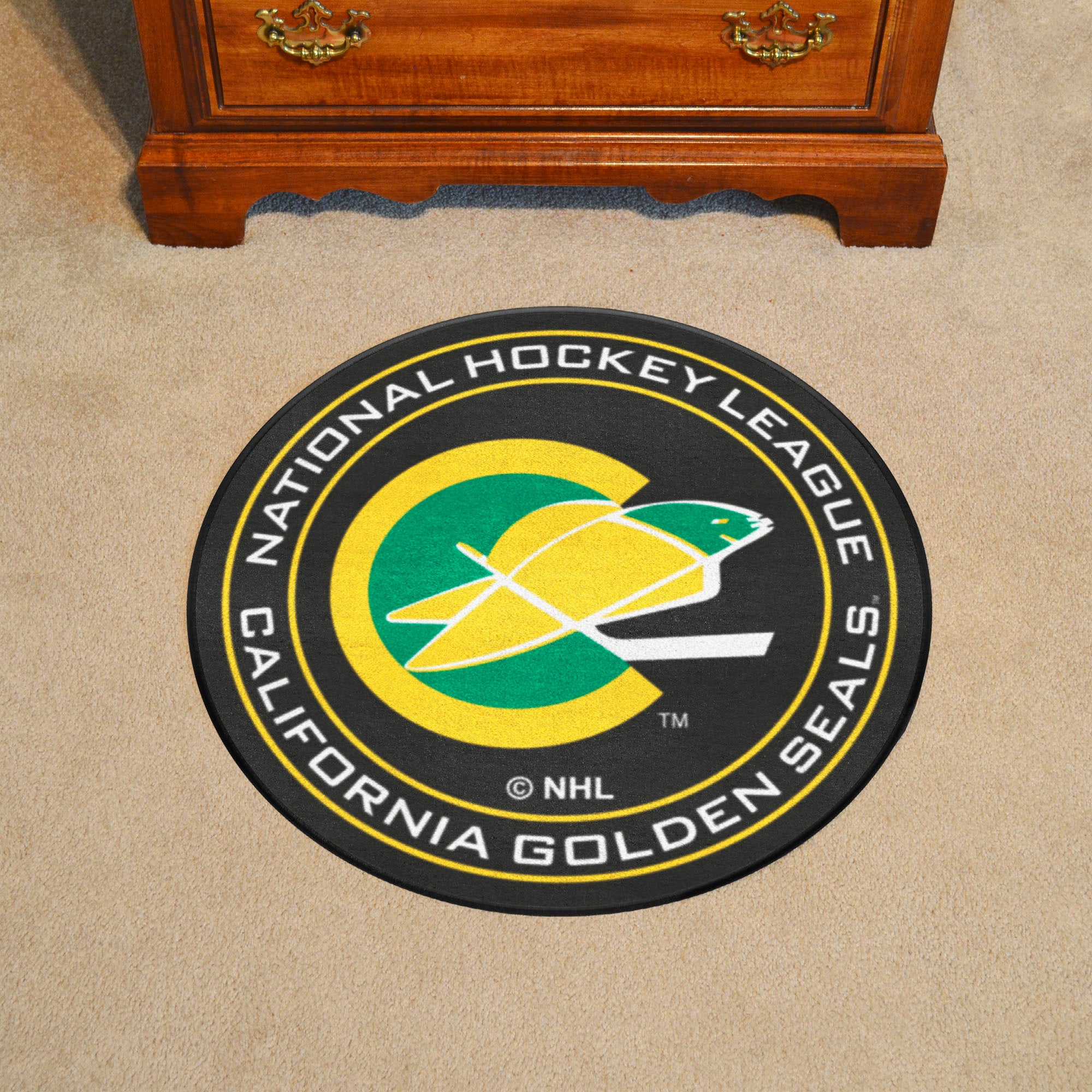 NHLRETRO California Golden Seals Hockey Puck Rug - 27in. Diameter