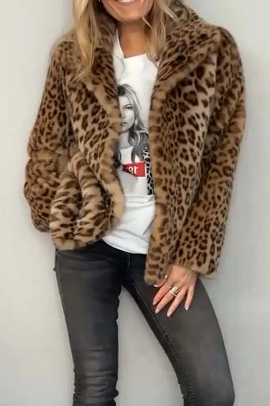 Abrigo de manga larga con cuello peludo y estampado de leopardo de tamaño completo