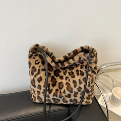 Bolso de hombro peludo con estampado de leopardo