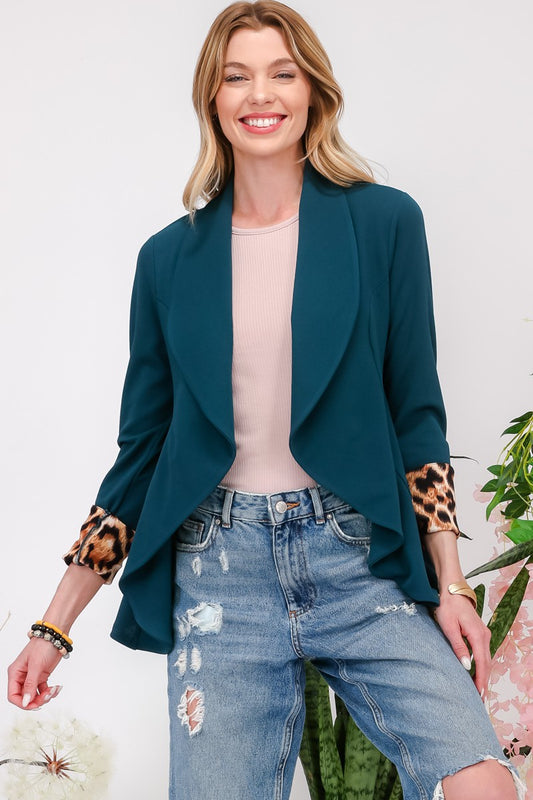 Blazer Celeste de talla grande con puños enrollados y abertura frontal con estampado de leopardo