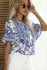 Blusa estampada con botones y mangas con volantes