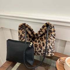 Bolso de hombro peludo con estampado de leopardo