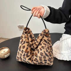 Bolso de hombro peludo con estampado de leopardo