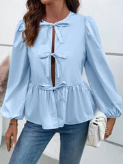 Blusa de manga larga con lazo y peplum de Ivy Lane