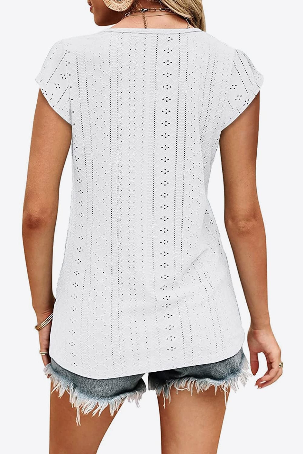 Eyelet Contrast V-Neck Tee - Trendsi