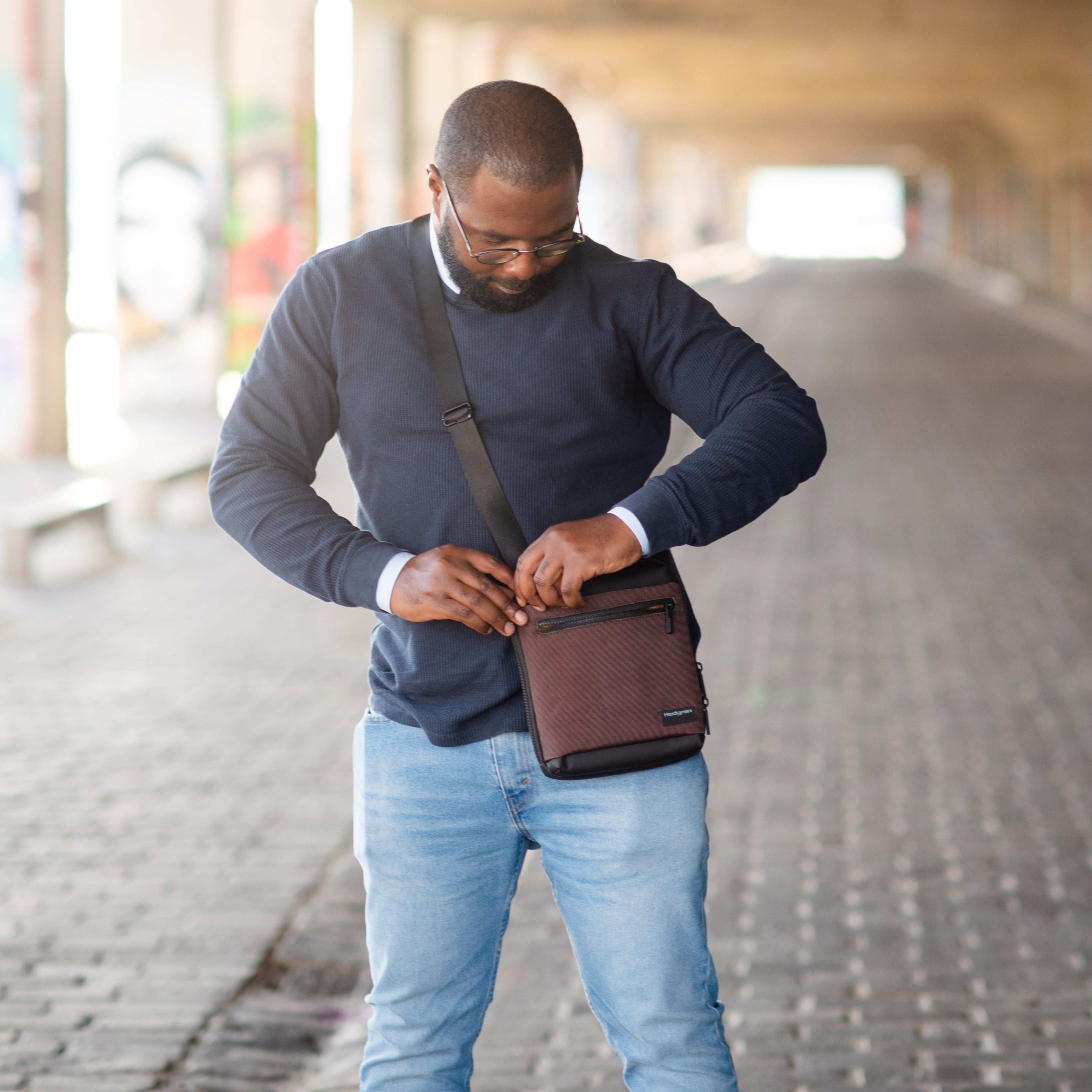 Hedgren Inc Vertical Crossbody Uptown Brown