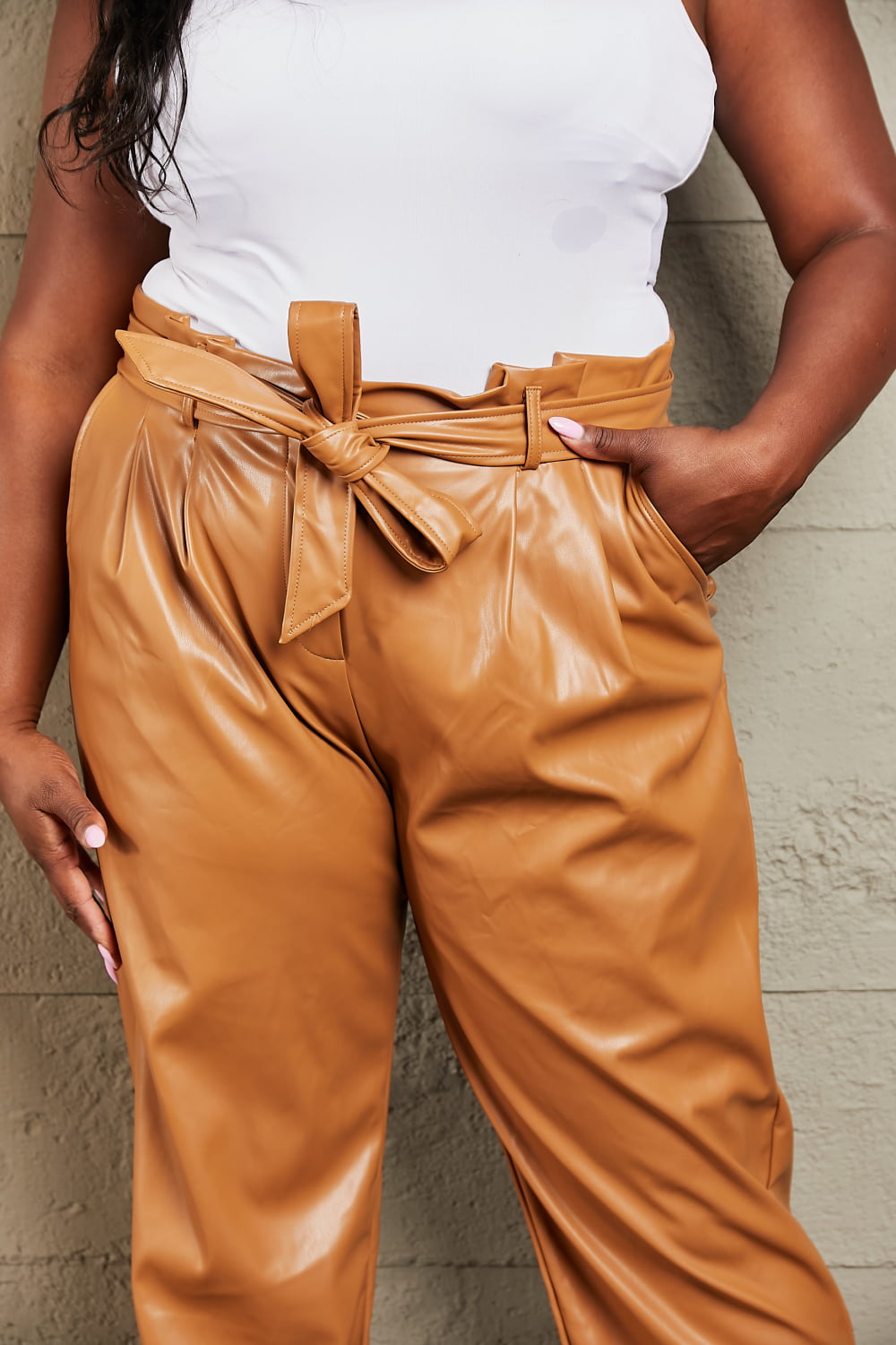 BELTED FAUX LEATHER PANTS - Caramel